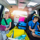 Viaggiare in auto con i bambini, i consigli dei pediatri per vacanze sicure: come evitare il mal d'auto ed i colpi di calore