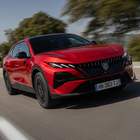 Peugeot 408, la fastback si aggiorna in profondità. Si evolve nello stile e nei contenuti: è mild hybrid, plug-in e 100% elettrica