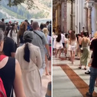 immagine Turisti cafoni in montagna: chilometri di coda per un krapfen sul Passo Sella, ore in fila per un selfie in chiesa a Roma