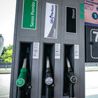 Carburanti, ancora rialzi: prezzo medio self benzina 2,067 euro al litro, gasolio 2,177