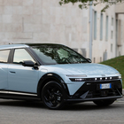 Hyundai Ioniq 3, la 5 porte elettrica di segmento B punta ha 500 km di autonomia e parte da 29.900 euro