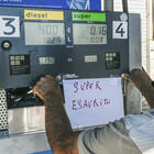 Carburanti in calo: prezzo medio self benzina a 2,048 euro al litro, gasolio a 2,242 euro