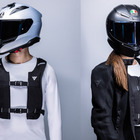 Dainese Smart GO, l&rsquo;airbag diventa per tutti: pesa 780 grammi, si alimenta con lo smartphone e non &egrave; pi&ugrave; "di lusso"