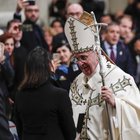 Papa Francesco saluta la Raggi a San Giovanni, nell'omelia nessun cenno al degrado di Roma