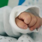 Nasce malato, la mamma lo abbandona. Gara tra medici e infermieri per stare accanto al bimbo Nasce malato, la mamma lo abbandona. Gara tra medici e infermieri per stare accanto al bimbo