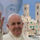 Papa Francesco, blitz sulla tomba del prete pacifista: «La guerra genera povertà e la povertà genera guerra»