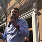 Scuola, Salvini: «Compriamo banco a rotelle per mandare a casa Azzolina»