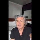 Covid, Ligabue in quarantena a Parigi: i video dalla stanza d'albergo