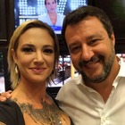 Asia Argento, selfie con Matteo Salvini dopo la lite in tv: «Bacioni m...»