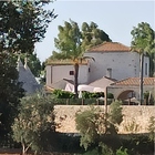 immagine Giorgia Meloni in vacanza a Ceglie Messapica (con Giambruno e Ginevra): 10 giorni nel resort di lusso tra gli ulivi pugliesi. «Ha bisogno di riposo»