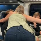 Ragazza in treno inveisce contro i turisti tedeschi: «Tornate nel vostro Paese». Ma il fidanzato la gela così