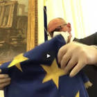 Fabio Rampelli (Fdi) toglie la bandiera Ue dal suo ufficio a Montecitorio. «Forse ci vediamo dopo, forse» VIDEO