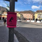 Smartphone, arrivano i paratesta sui pali contro i "frontali": la prima città d'Italia a introdurli