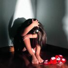 Bambini di sette anni costretti a fare sesso in streaming e video con abusi su neonati: 5 arresti per pedopornografia in Lombardia