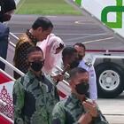G20 a Bali, la first lady indonesiana scivola sulla scaletta dell'aereo