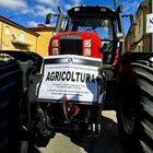 Agricoltori in rivolta, sfilano i trattori i nsegno di protesta