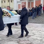 Vanessa Ballan, i funerali al Duomo di Castelfranco Veneto: l'uscita del feretro