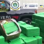 Una tonnellata di cocaina nei container di banane sequestrata a Gioia Tauro