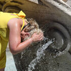 Caldo a Roma, turisti cercano refrigerio nelle fontane del centro
