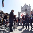 Renzi in piazza a Firenze: «Vi piace il governo con M5S?». Coro di no