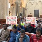 Migranti occupano la Basilica di San Nicola a Bari