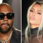Kanye West, pantaloni abbassati con la moglie Bianca Censori sul taxi a Venezia. Kim Kardashian «imbarazzata» per la foto equivoca