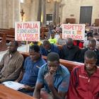 Migranti, i braccianti stranieri occupano la Basilica di San Nicola a Bari: «Ci sfruttano»