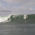 L'onda è troppo alta e potente, la caduta del surfista è disastrosa