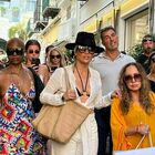 Jennifer Lopez, shopping natalizio con la lussuosa cabriolet. E selfie in strada con i passanti