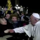 Papa Francesco, ecco cosa ha detto la donna cinese: «Hold hold...» Nuovo video