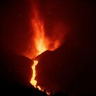 Vulcano Canarie, l'eruzione del Cumbre Vieja non si ferma: la nuova colata di lava è più distruttiva e minaccia altre abitazioni