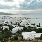 Grecia, 18enne italiano positivo in vacanza resta senza alloggio a Mykonos: «I Covid Hotel sono pieni»