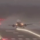 Tempesta Ciara su Nord Europa, il volo per Birmingham sbanda e non riesce ad atterrare