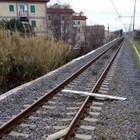 Blocchi di marmo sui binari davanti al campo rom di Salone: treno li colpisce e rischia di deragliare