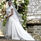 • l'abito da sposa è del designer Giles Deacon