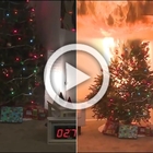 Albero di Natale prende fuoco, casa distrutta in 40 secondi. Il video del pericolo sottovalutato