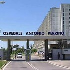 Medico selvaggiamente picchiato in ospedale a Brindisi: aveva vietato l'ingresso ai parenti di una donna morta di Covid