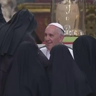 Papa Francesco a Napoli, le suore di clausura scatenate sfuggono ai controlli e lo vanno ad abbracciare