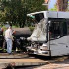Roma, autobus contro un albero, colpo di sonno dopo un sms: la ricostruzione dei testimoni