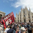 Berlusconi funerali, i 15mila in piazza Duomo: «C'è solo un presidente». Il coro dei tifosi di Milan e Monza e della folla