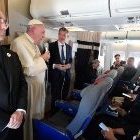 Papa Francesco ai giornalisti: «dovete dire sempre la verità, fate distinzione tra male e bene»