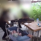 Hamas, il video dei bambini rapiti cullati dai miliziani coi fucili: neonato in carrozzina, ninna nanna e terrore negli occhi