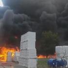 Esplosione in una fabbrica di materiale plastico: lingue di fuoco e colonna di fumo nero. Il prefetto: «Rimanere in casa»