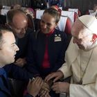 Il Papa sposa una hostess e uno steward in volo: è la prima volta. "La chiesa era crollata per il terremoto"
