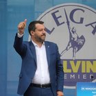 Salvini: «Denuncio chi li fa scendere»