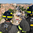 La sfilata del 2 Giugno vista dall'alto del Colosseo insieme ai vigili del fuoco