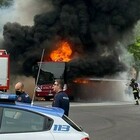 Roma, bus in fiamme vicino all'ospedale Spallanzani: colonna di fumo e paura a Portuense