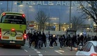 Real Sociedad-Roma, i bus dei tifosi giallorossi presi d'assalto dagli ultrà spagnoli: vetri esplosi FOTO