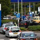 Perché manca la benzina in Gran Bretagna? Tir fermi e scaffali vuoti, ecco cosa sappiamo