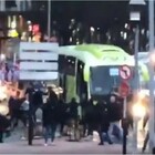 Real Sociedad-Roma, scontri fra tifoserie e polizia: assalto ai bus giallorossi, almeno un ferito lieve. Diversi i fermati